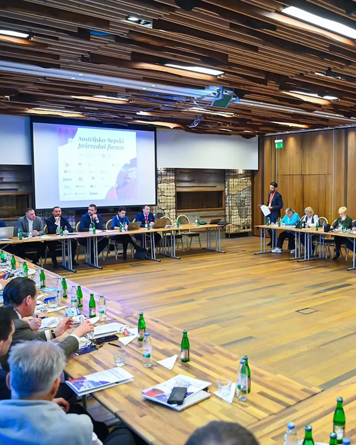 Blick über die Tischrunde im Konferenzsaal während einer Präsentation